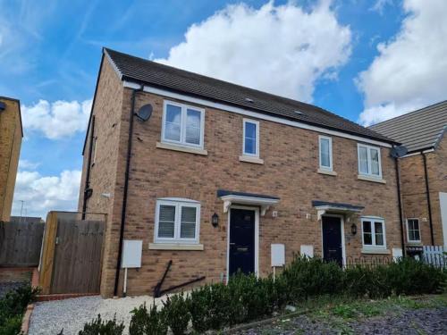 Peterborough House | Spacious 3-Bed House - Sleeps 8 Garden & Parking