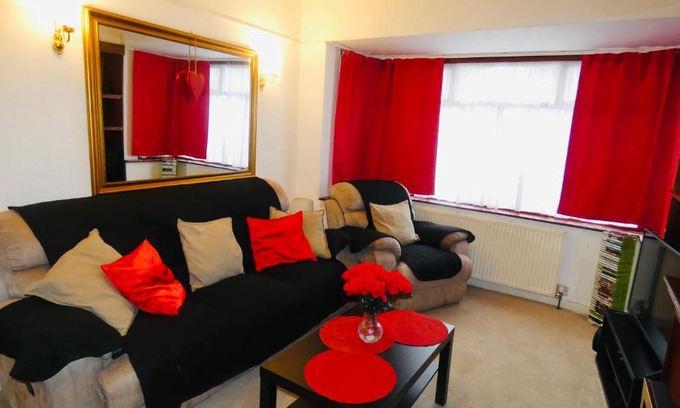 Ashburton House | SPACIOUS 3 BED HOUSE WITH PARKING & GOOD TRANSPORT
