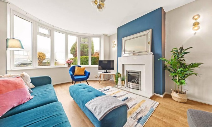Chapeltown House | Spacious 3 bed house in North Leeds perfect for families & longer stays