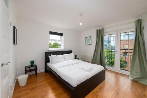 Atlantic Wharf Apartment | Spacious 3 Bed Short Walk to Atlantic Wharf