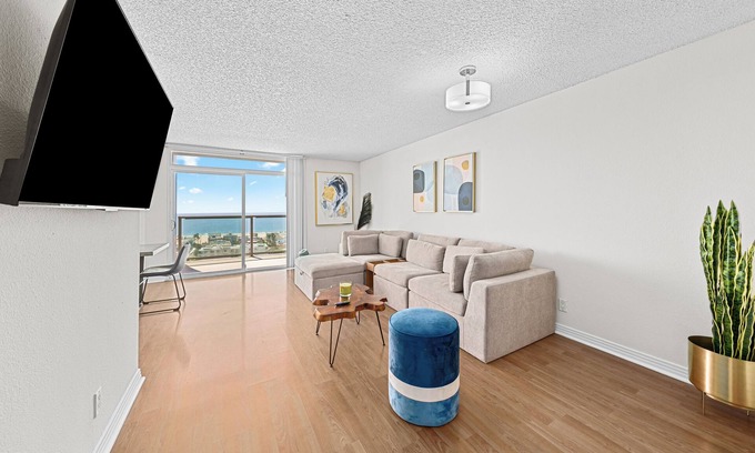 Marina Peninsula Apartment | Spacious 3-bedroom apartment with AC, fitness room in wonderful Marina del Rey