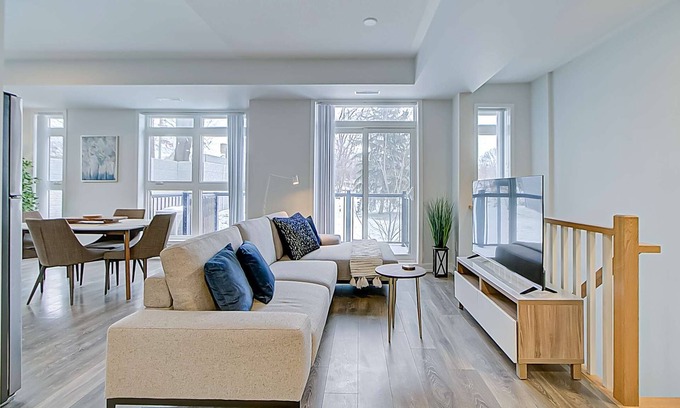 Toronto House | Spacious 3 Bedroom 3 BA near Yorkdale Mall