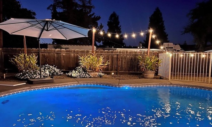 Reedley House | Spacious 3 bedroom, 3 bathroom house in Reedley with AC, WiFi and a gated pool!