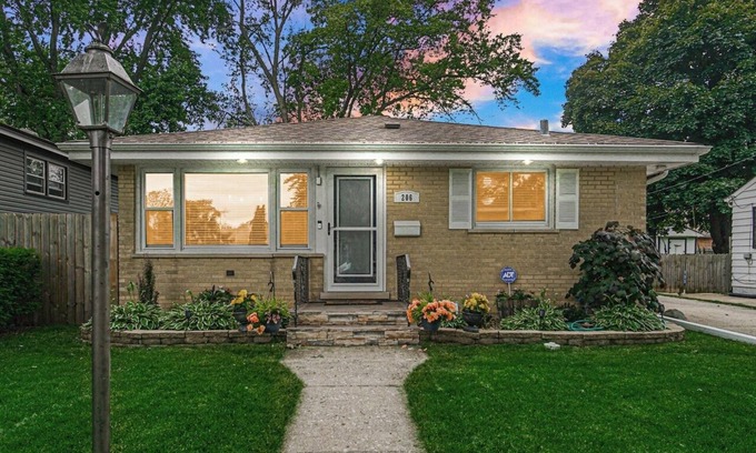 Bartlett Apartment | Spacious 3-bedroom apartment with AC,WiFi in charming Bartlett,free washer/dryer