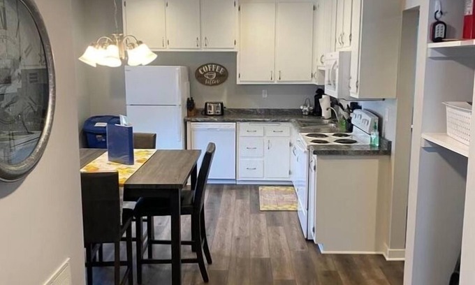New Denmark Apartment | Spacious 3-bedroom apartment; 20 mins to Green Bay, Lambeau Field & Resch Center