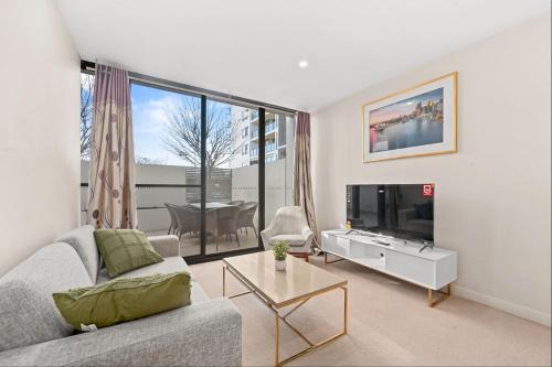 Lyneham Apartment | Spacious 3-Bedroom Apartment with Lifestyle Amenities Lyneham