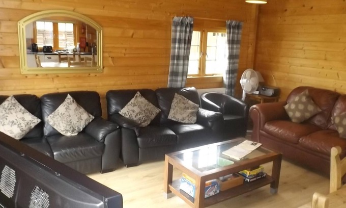 Offenham Cabin | Spacious 3 bedroom cabin at Avonvale Holiday Lodge
