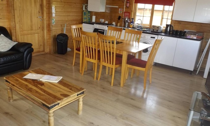 Offenham Cabin | Spacious 3 bedroom cabin at Avonvale Holiday Lodge