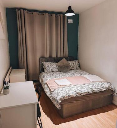 Larkhall Apartment | Spacious 3 Bedroom Flat In Stockwell