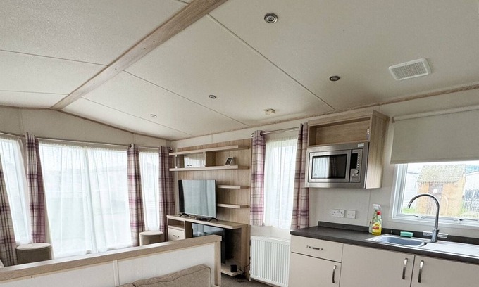 Selsey House | Spacious 3 bedroom caravan close to embassy (entertainment hub), beach and play areas.