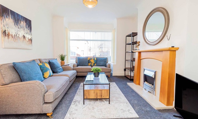 Doncaster House | Spacious 3 Bedroom Home with Garden in Doncaster