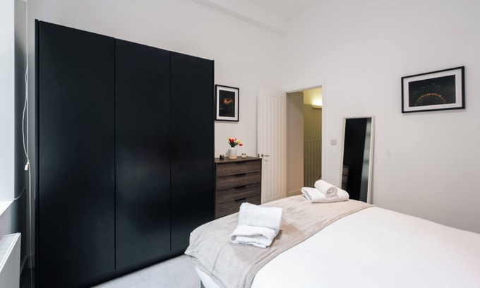 Bunhill Apartment | Spacious 3-Bedroom Home in Prime Clerkenwell