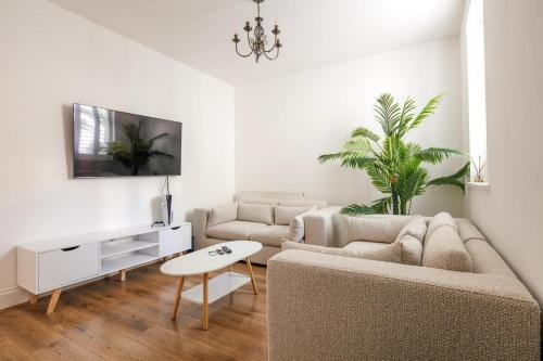 Woolwich Apartment | Spacious 3 Bedroom Home with PS5 and Pool Table Near O2 Arena Canary Wharf and Elizabeth Line to Central London