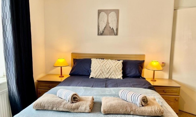 Irlam Apartment | Spacious 3 Bedroom House - Sleeps 5