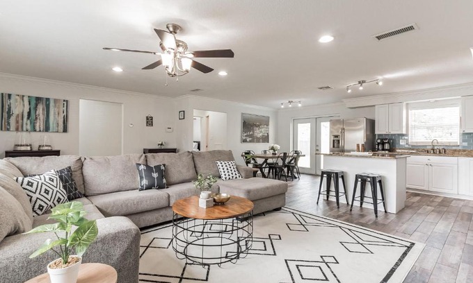 Clearwater House | Spacious 3 Bedroom House 15 mins from Clearwater Beach!