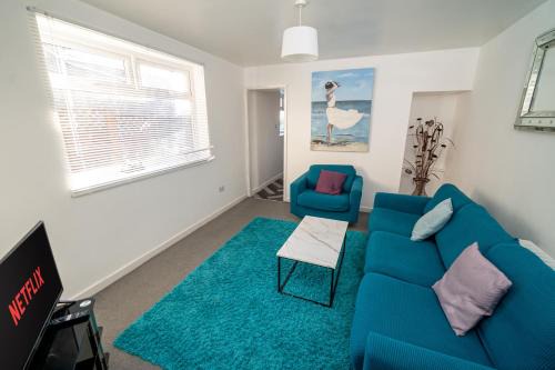 Bon-y-maen House | Spacious 3 bedroom house - Off-road parking - Pet Friendly - Close to City Centre