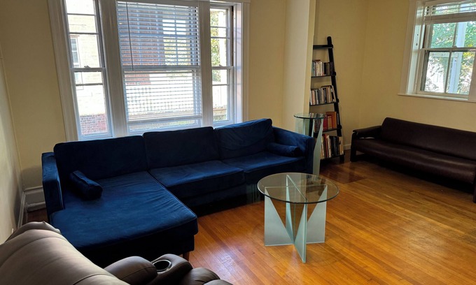 North Cambridge Apartment | Spacious 3 bedroom Porter Square Apartment, 1 mile from Harvard, Lesley & Tuffs.
