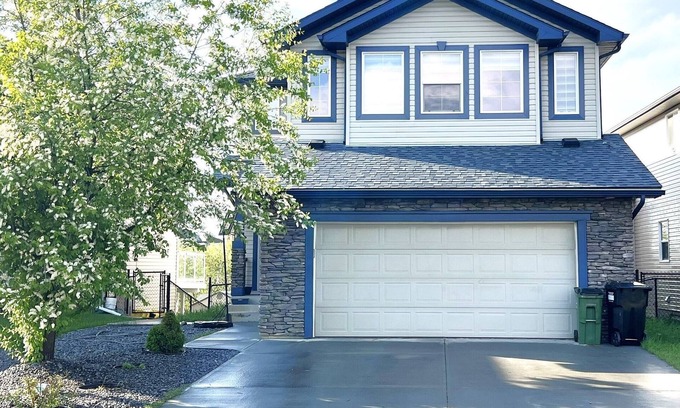 Ellerslie House | Spacious 3 Bedroom Retreat near Edmonton Airport, South Common Mall & More