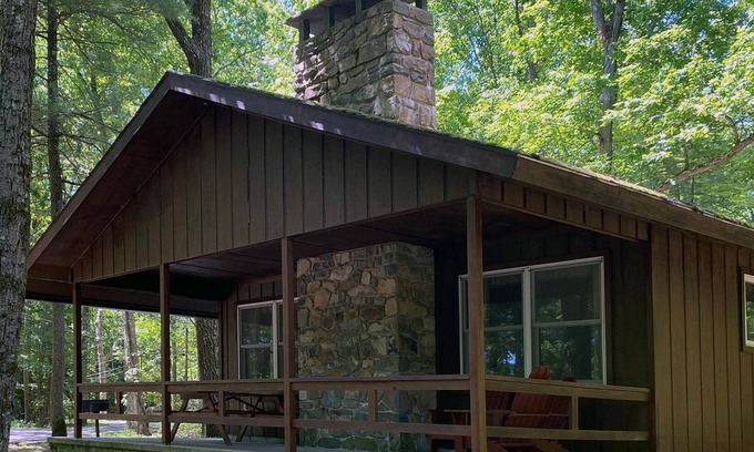 Reeders Cabin | Spacious 3 Bedroom Lake View Cabin, with large stone fireplace