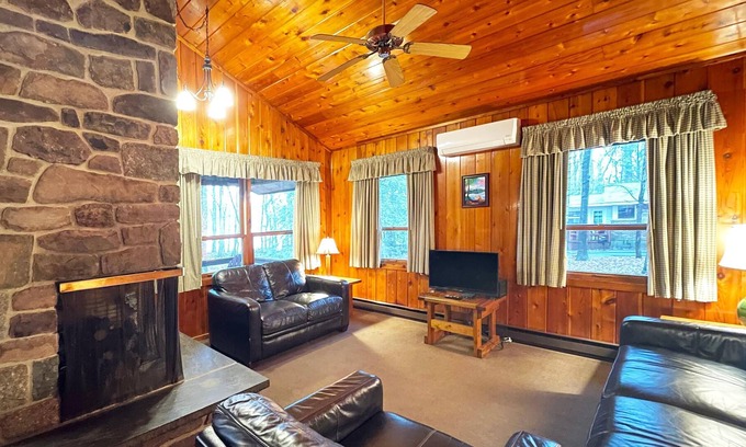 Reeders Cabin | Spacious 3 Bedroom Lake View Cabin, covered porch for BBQ