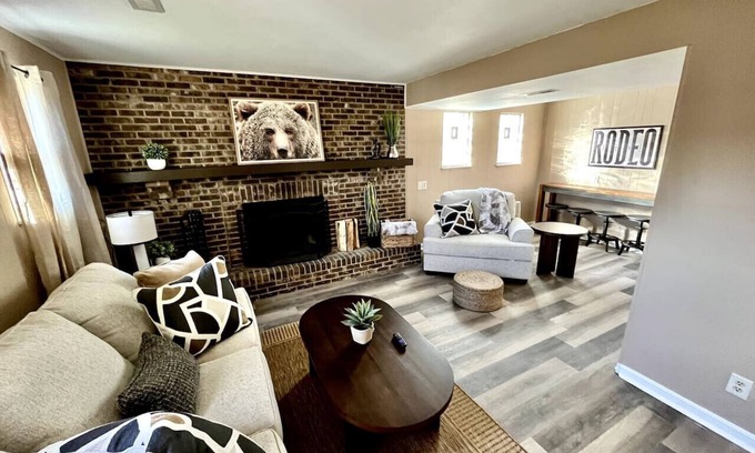 Mason House | Spacious 3 Bedroom with Outdoor Pool in Mason