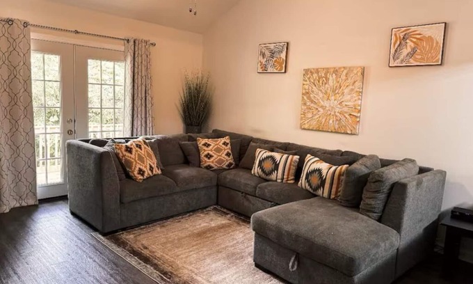 Auburn Apartment | Spacious 3-bedroom with 3 free parking in Auburn
