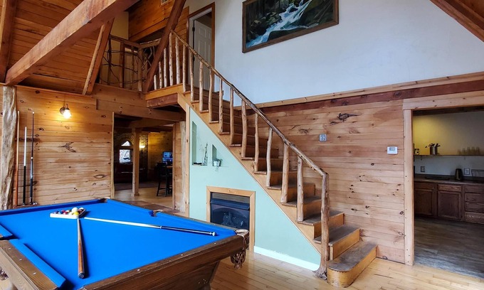 Slade Cabin | Spacious 3-BR, Lodge. Pool Table,Smart Satellite TV, Wi-Fi, Large Dining Hot Tub