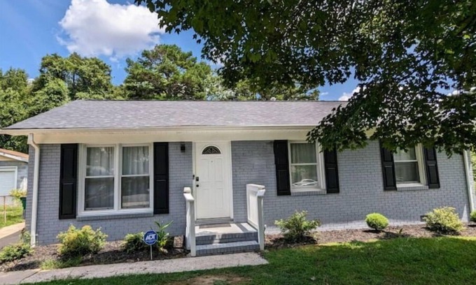 Paw Creek House | Spacious 3 BR near Airport