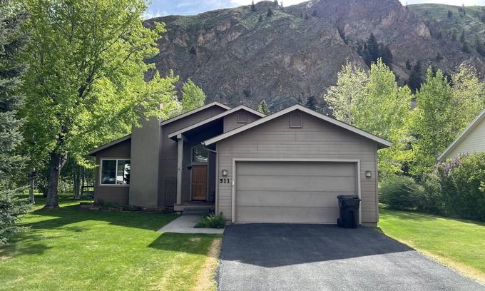 Hailey House | Spacious 3B/2BA house w/fenced yard+mountain view