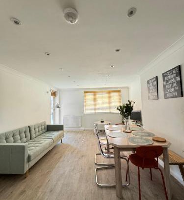 Fulham Apartment | Spacious 3BD Flat Close to Tube - Fulham!