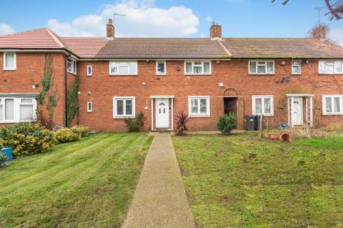 Heston Central House | Spacious 3BHK near Heathrow