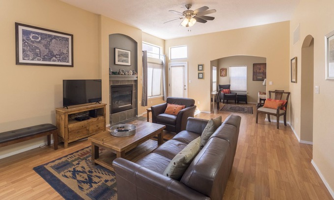Northeast Heights House | Spacious 3BR/2.5BA Mountain Getaway in Sandia Heights