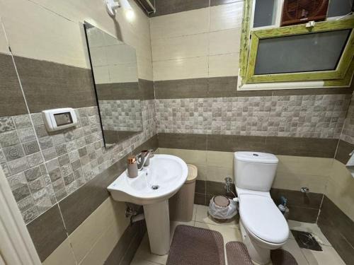 Sheikh Zayed City Apartment | Spacious 3BR Apt, 2 Baths, Gated Community - 803