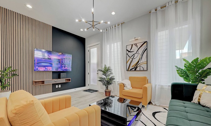 Northside Villa | Spacious 3BR Home Near Med Center, NRG, Downtown & Free Parking