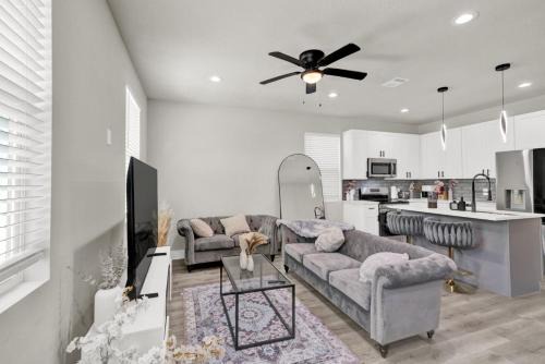 Humble House | Spacious 3BR Home w Yard Smart TV Parking