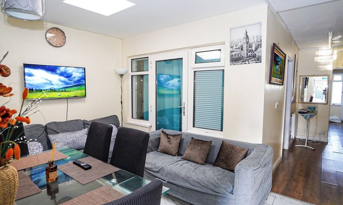 Heston West House | Spacious 3BR House Sleeps 6