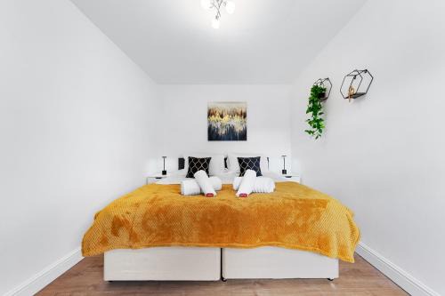 Watford House | Spacious 3BR House w Priv Office or Cot area and Garden