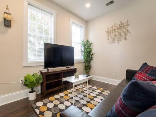 Phoenix Hill House | Spacious 3BR House with Backyard in NULU CozySuites
