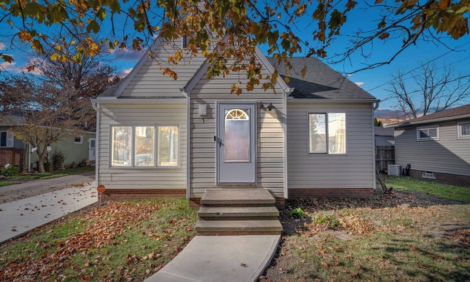 Old Brooklyn House | Spacious 4-bdrm house in Cleveland with Pool table, King Bed, and chefs kitchen