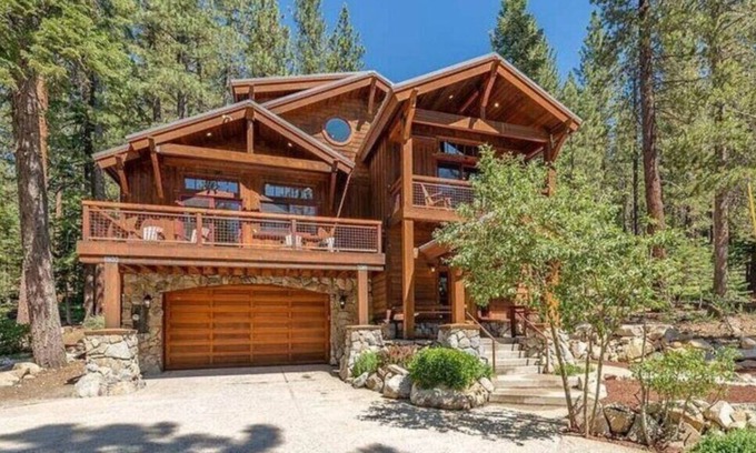 Pla-Vada Woodlands House | Spacious 4 bdrm + loft, Hot Tub, Game Room, Separate ADU, Ski Boreal, Sugar Bowl