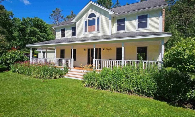 Waterbury Center House | Spacious 4 bed 2.5 bath Modern Colonial in Waterbury Center