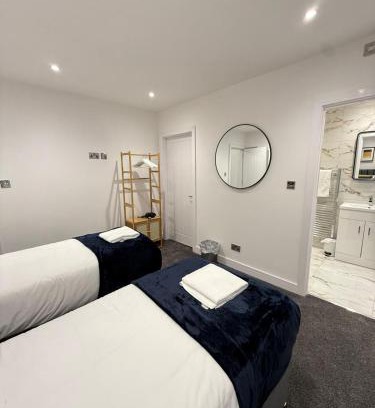Sheffield Apartment | Spacious 4 Bed 4 Bath Stay with Free Parking
