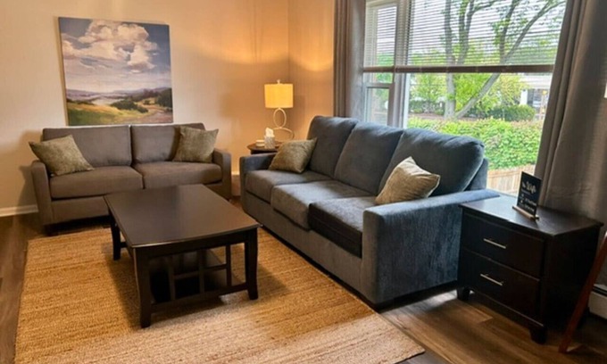 Libertyville Apartment | Spacious 4 bed Apt with 2 Living Areas Near DT!