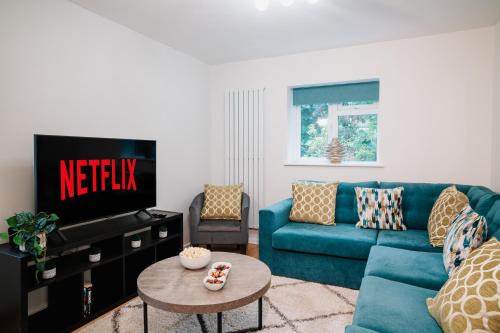 Harborne House | Spacious 4-bed Fast WiFi Parking Contractor Family