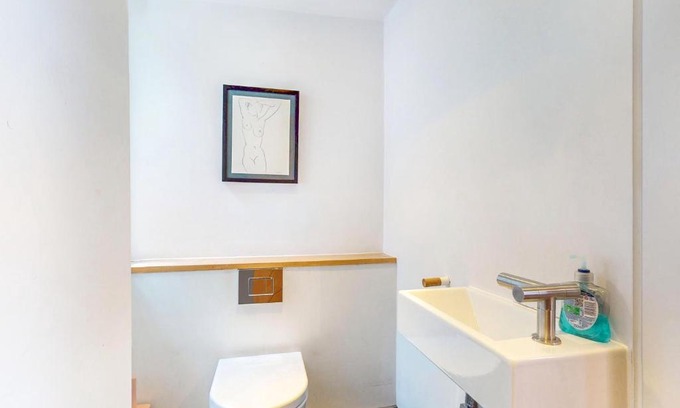 Mile End Apartment | Spacious 4 Bed Home - 5 min walk to 2 Stations