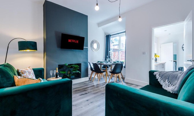 Crewe Apartment | Spacious 4-bed house in Crewe by 53 Degrees Property, ideal for Business & Contractors - Sleeps 7