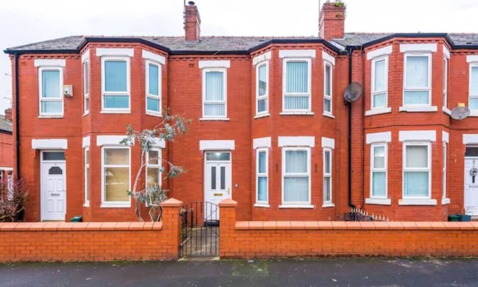 Salford House | Spacious 4-Bed House Manchester