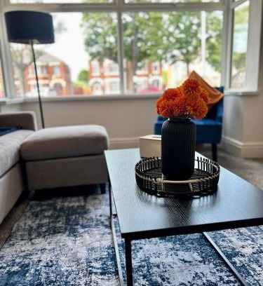Hull House | Spacious 4-Bed House Parking Ideal for Contractors