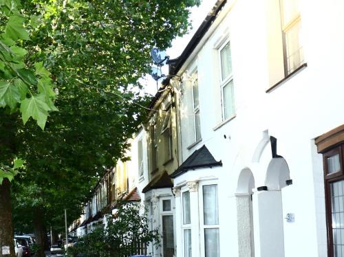 Lower Edmonton House | Spacious 4-Bed House - Sleeps 5 Garden & Parking