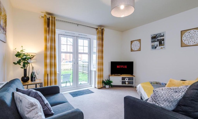 Crewe House | Spacious 4-Bed Townhouse in Crewe by 53 Degrees Property, Ideal for Contractors & Business, FREE Parking